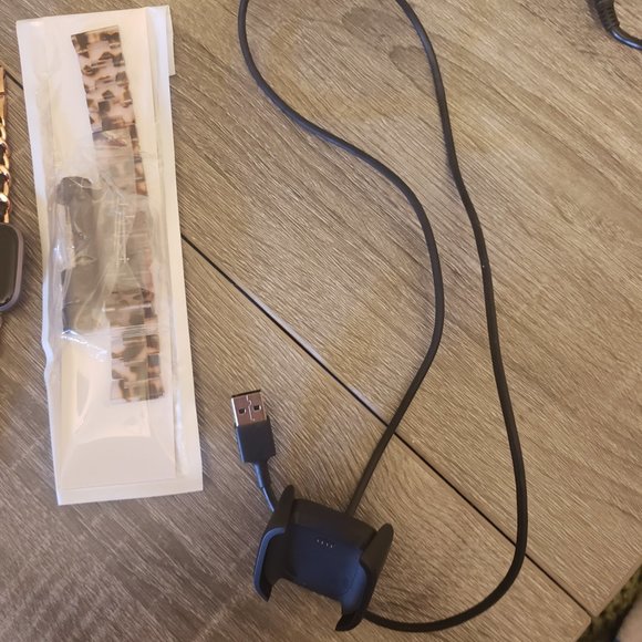 FitBit Versa 2 with charger & 2 fashion bands - Picture 8 of 11